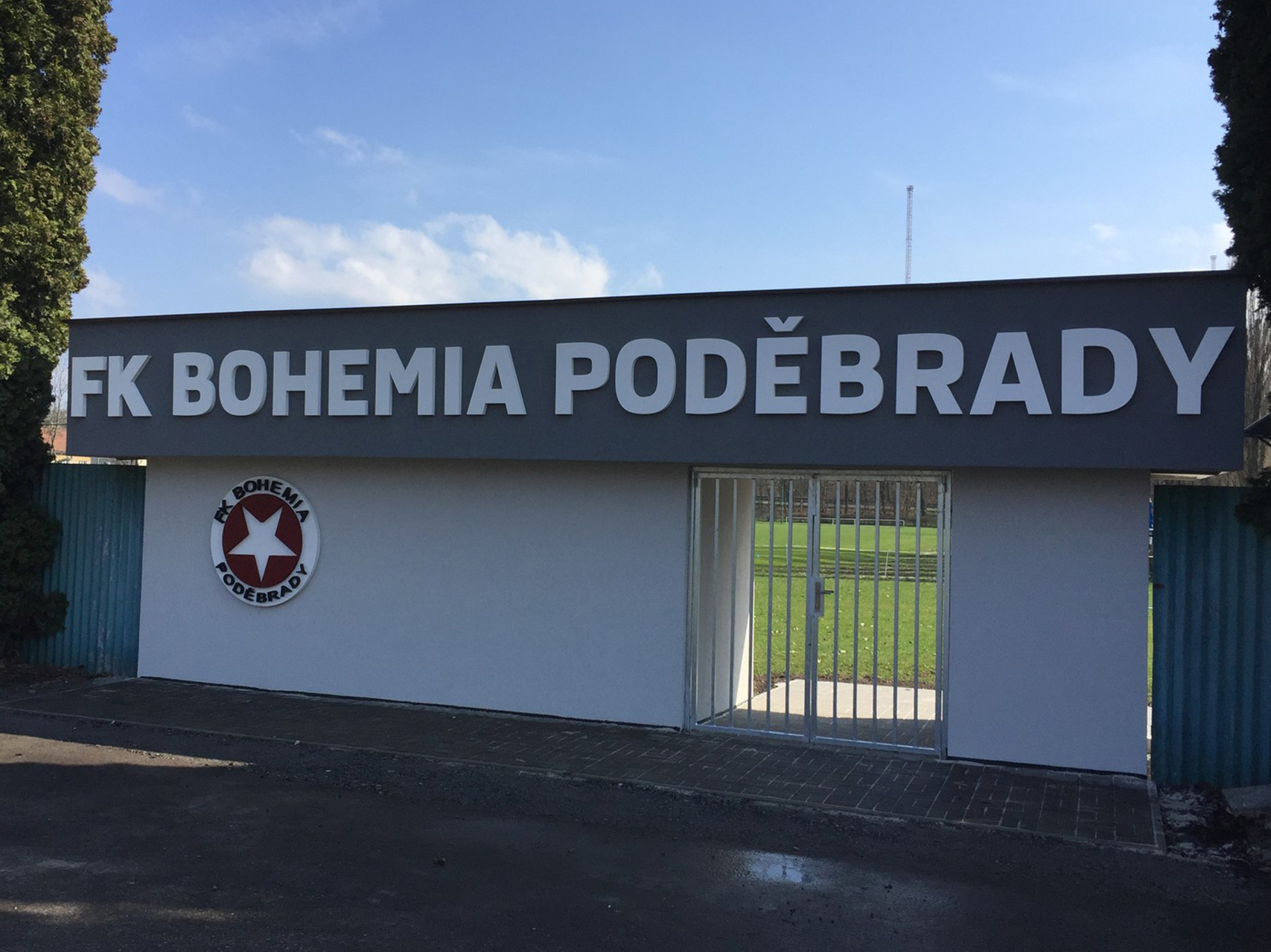 Reklamní nápis na budově pro FK Bohemia Poděbrady
