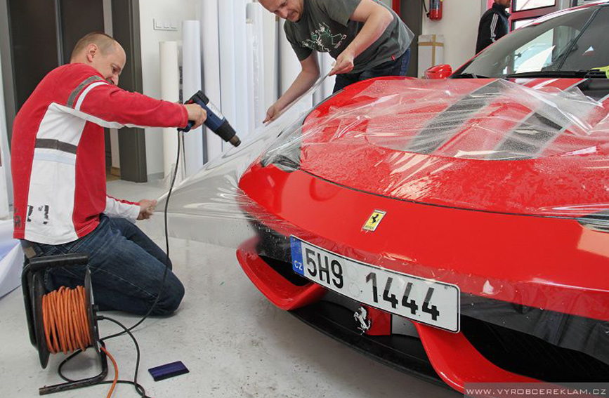 Polep sportovního automobilu Ferrari 458 carshieldovou fólií