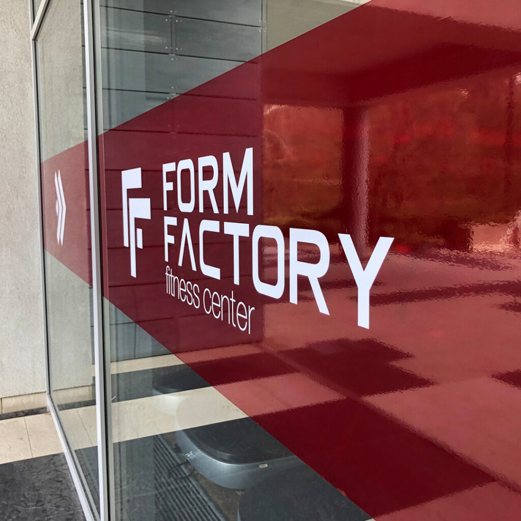 Reklamní nápis tiskové grafiky na skleněných dveřích společnosti Form Factory