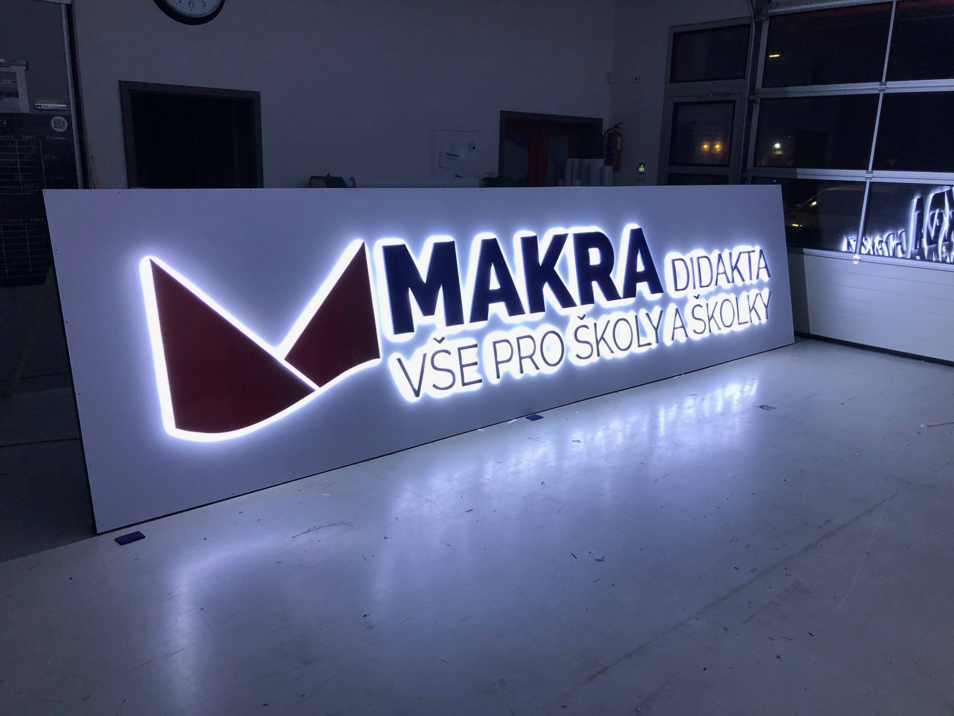 Světelný nápis MAKRA logo